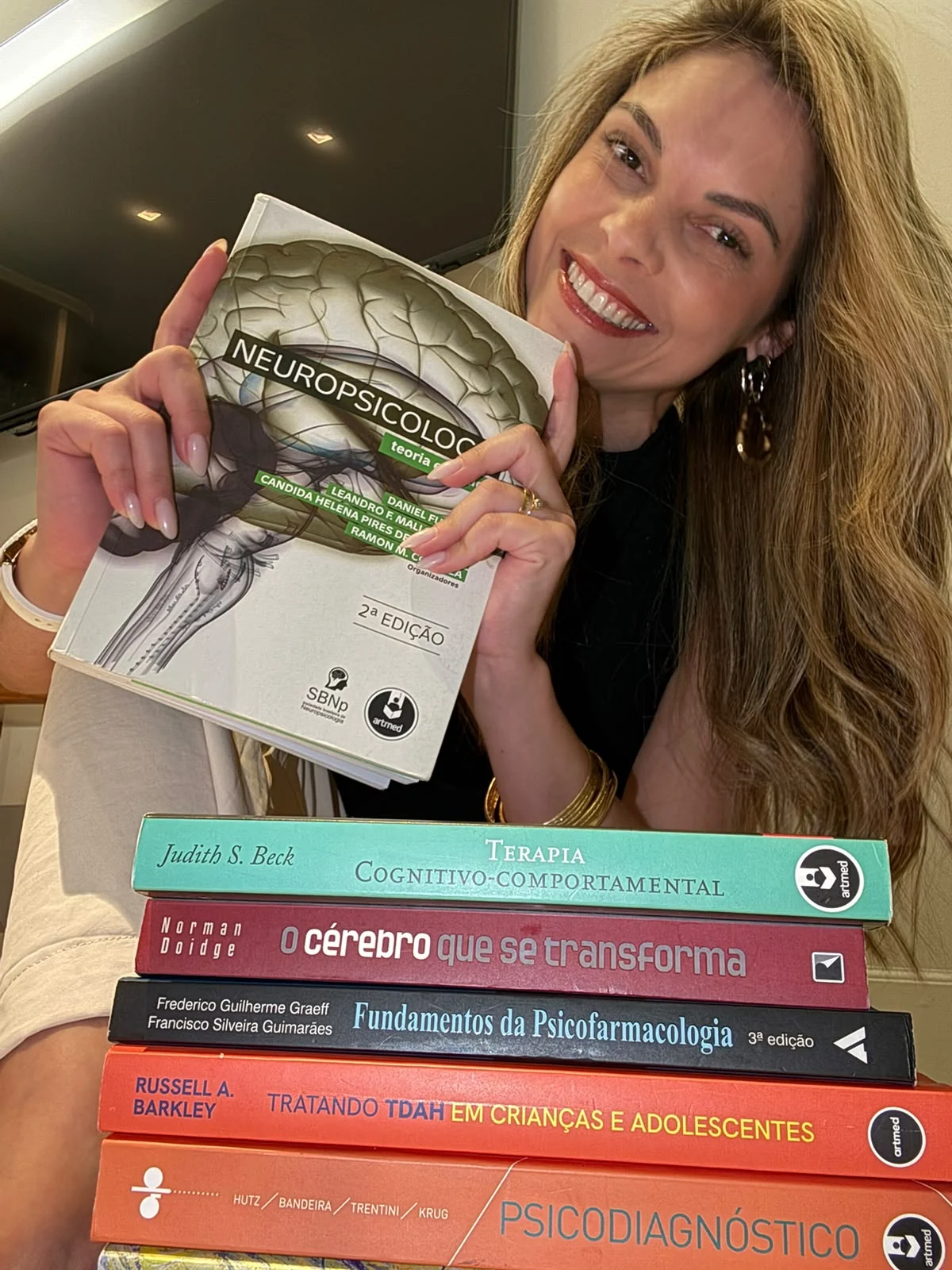 Psicóloga Juliana Costa em seu consultório