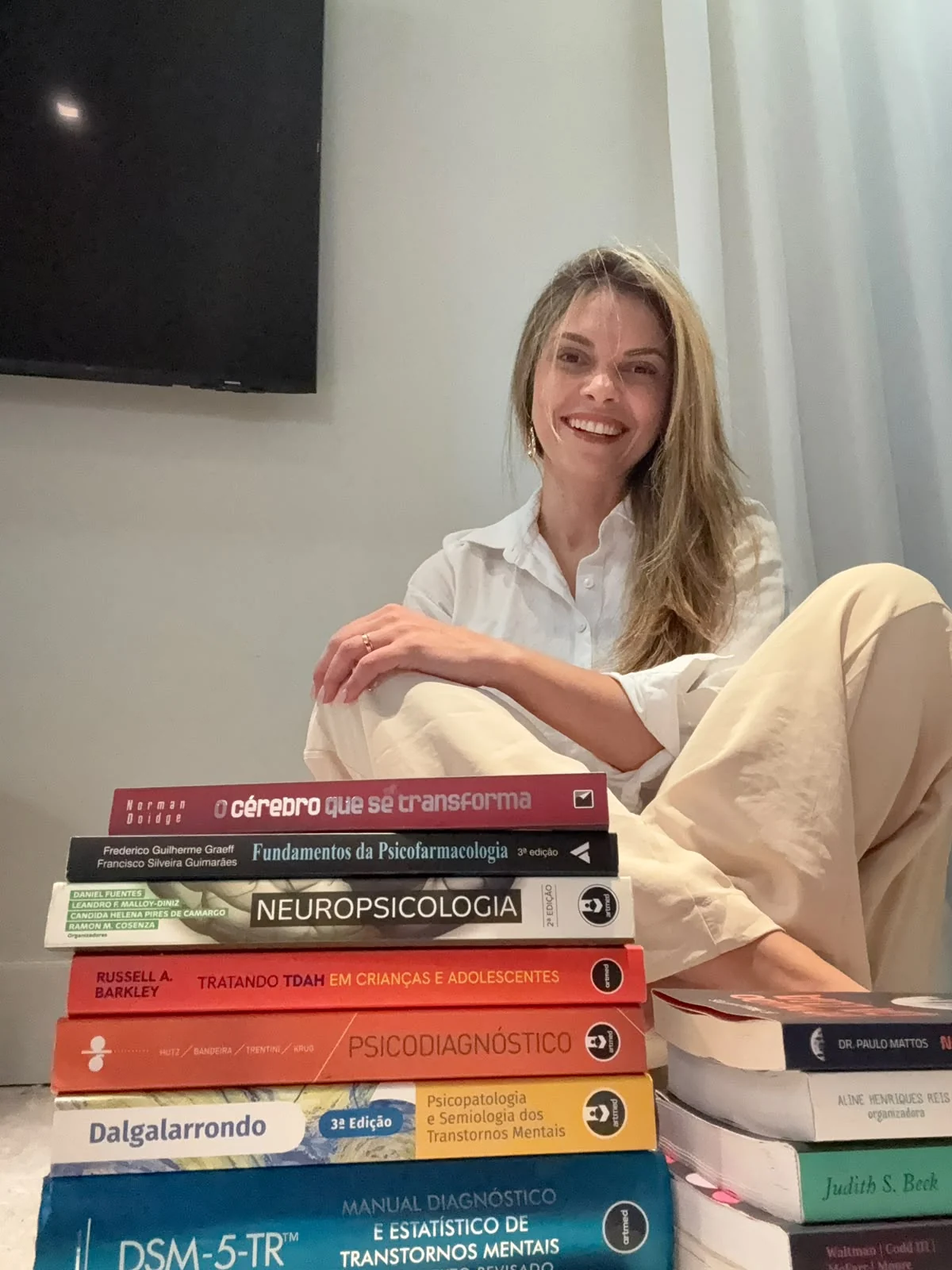 Psicóloga Juliana Costa em seu consultório