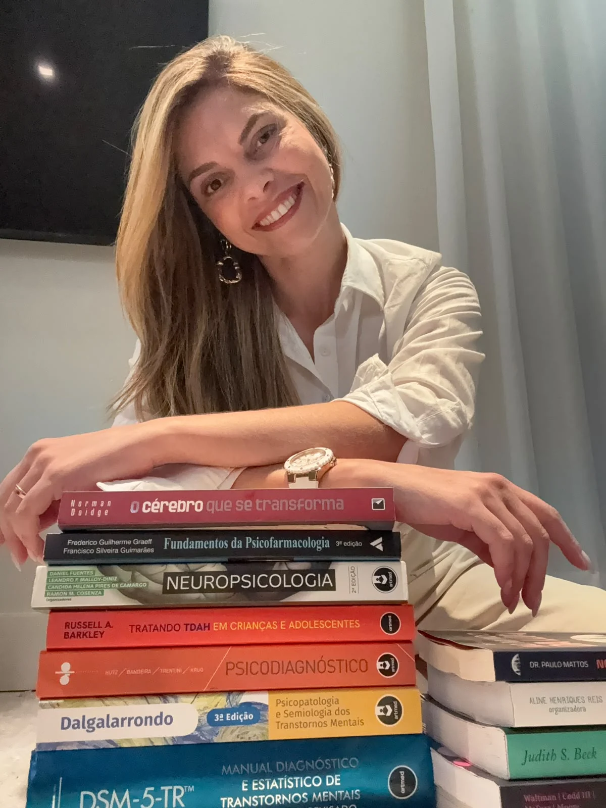Psicóloga Juliana Costa em seu consultório